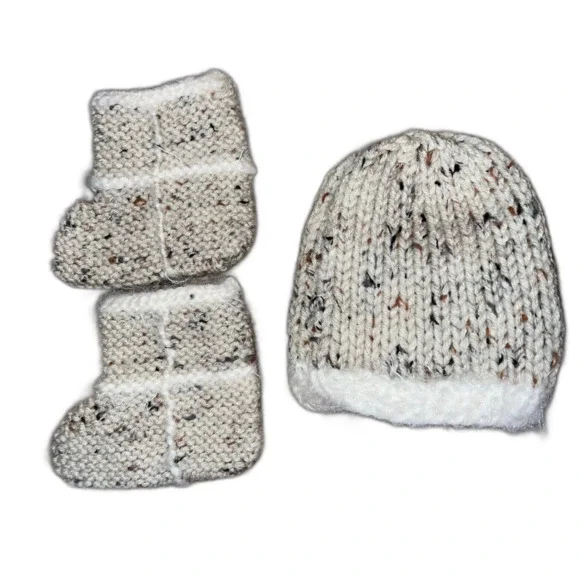 Knitted Newborn Hat and Booties SOFT - Picture 2 of 2